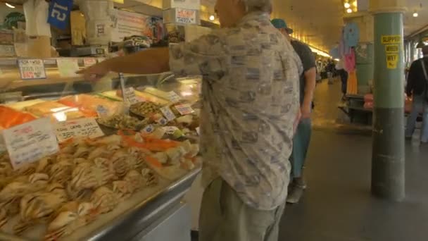 Pike Place Market鱼类市场的男人 — 图库视频影像