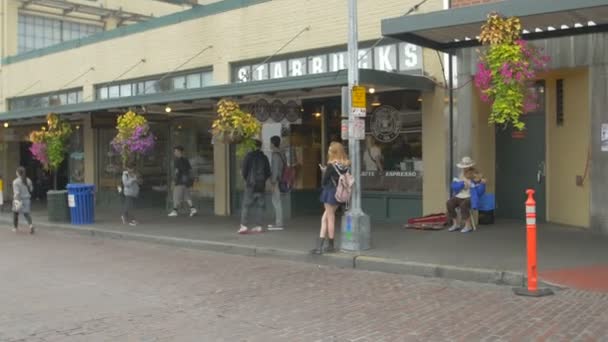 Άνθρωποι Μπροστά Από Την Καφετέρια Starbucks — Αρχείο Βίντεο