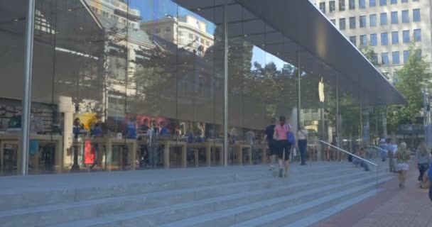 Berjalan Oleh Apple Store Portland — Stok Video