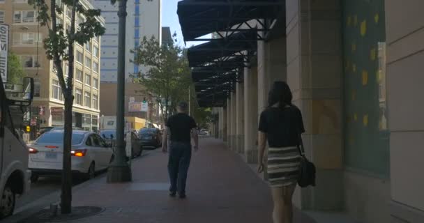 Mujer Caminando Morrison Street Portland — Vídeo de stock