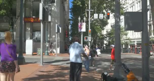 Mensen Lopen Naar Het Centrum Portland Oregon — Stockvideo