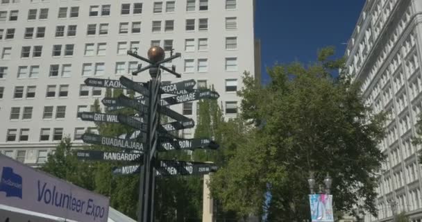 Street Signs Volunteer Expo Portland — Stock Video