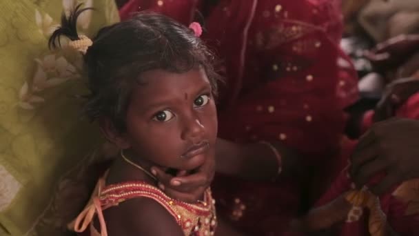 Porträt Eines Kleinen Indischen Mädchens — Stockvideo