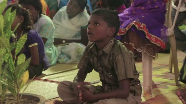 Индийский Ребенок Сидит Земле — стоковое видео