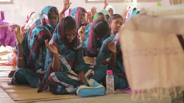 Intialaiset Tytöt Rukoilevat Koulussa — kuvapankkivideo
