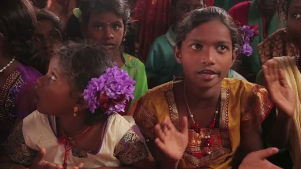 Közelkép Indiai Lányok Tapsolnak — Stock videók