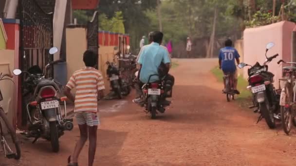 Bieganie Dzieci Jazda Motocyklu Drodze — Wideo stockowe