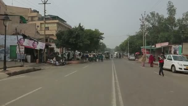 印度街头的汽车和人力车 — 图库视频影像
