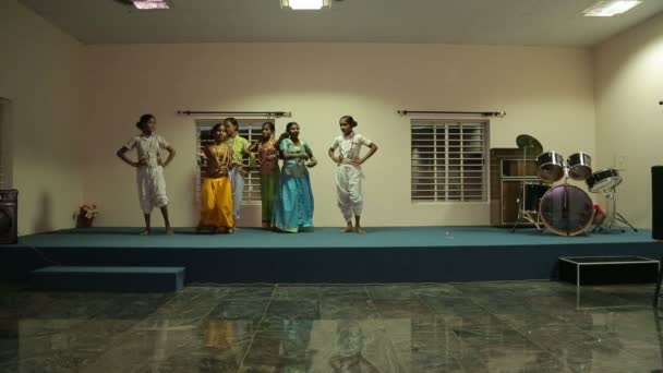 Bir Grup Hintli Kız Dans Ediyor Hindistan Seyahat Konsepti — Stok video
