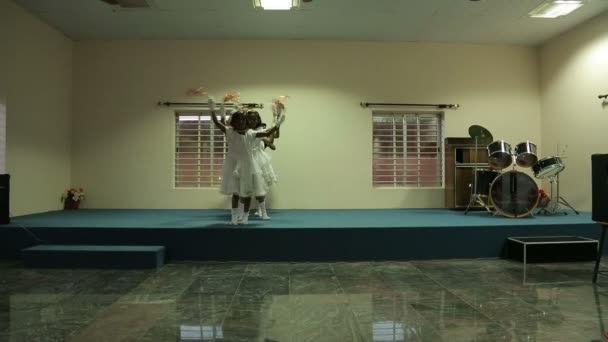 Indianerjenter Med Hvite Kjoler Som Danser – stockvideo