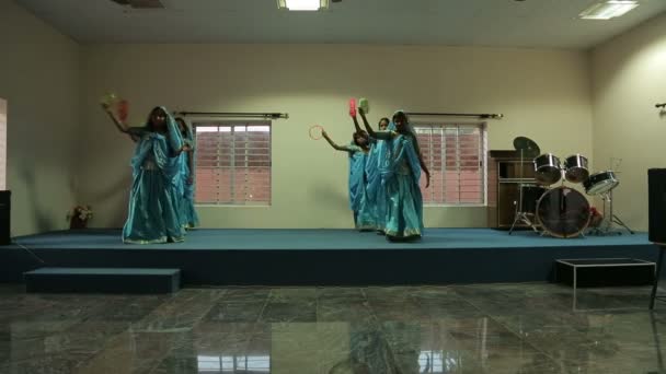 Chicas Con Ropa Azul Bailando India — Vídeos de Stock