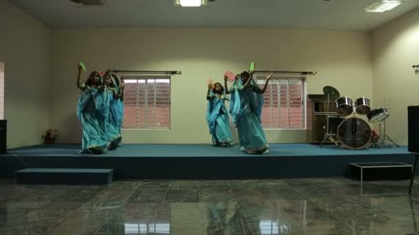Chicas Indias Con Vestidos Azules Bailando — Vídeos de Stock