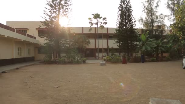 Bäume Vor Einem Gebäude Indien — Stockvideo