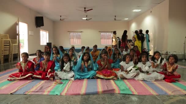 Indische Mädchen Klatschen Und Singen — Stockvideo