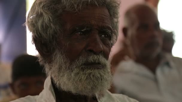 Homem Indiano Velho Com Lágrimas Nos Olhos — Vídeo de Stock