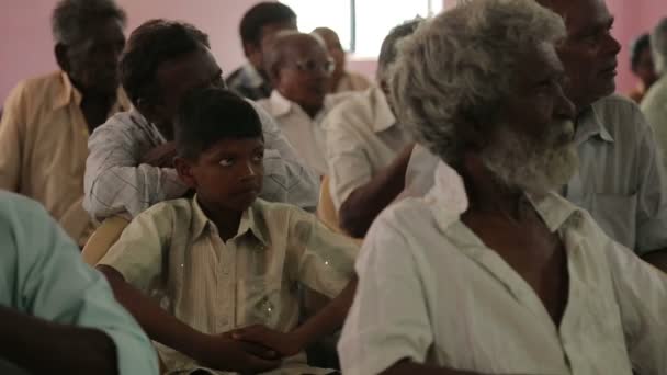 Pria Dan Anak India Duduk — Stok Video