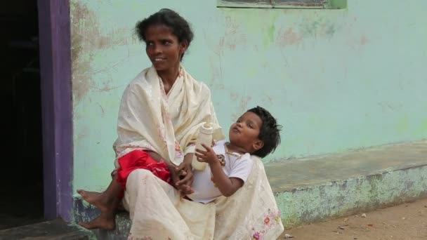 Žena Krmící Své Dítě Indie — Stock video