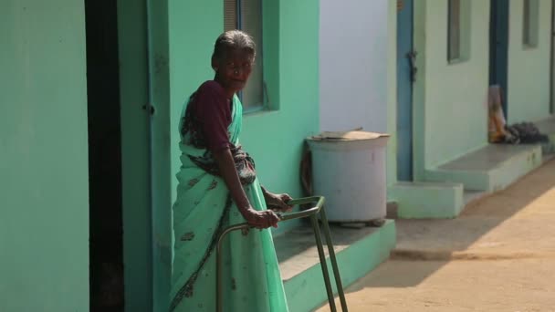 Intialainen Nainen Kävelijä — kuvapankkivideo