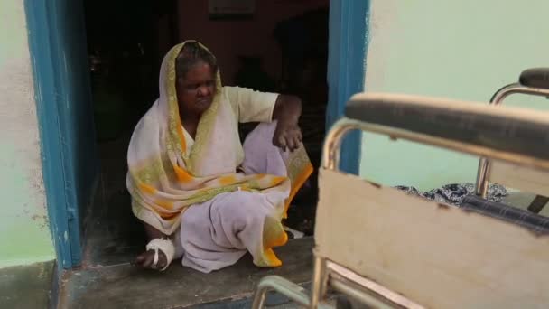 Hindistan Ayakta Durmaya Çalışan Engelli Kadın — Stok video
