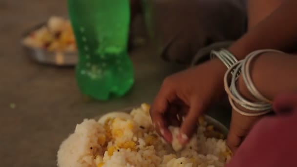 Mains Dans Une Assiette Avec Nourriture — Video