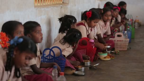 Chicas Indias Comiendo Suelo — Vídeos de Stock