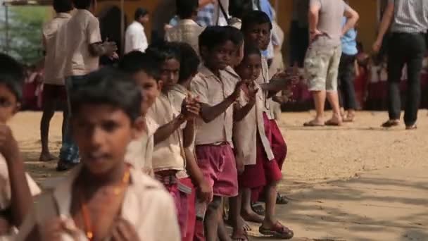 Индийские Мальчики Стоят Открытом Воздухе Концепция Путешествия — стоковое видео