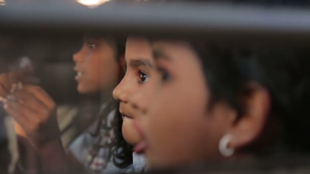 印度公共汽车上的儿童 — 图库视频影像