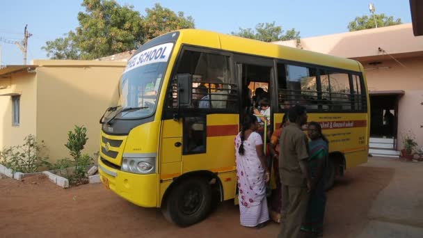 Erwachsene Stehen Der Nähe Eines Schulbusses Indien — Stockvideo
