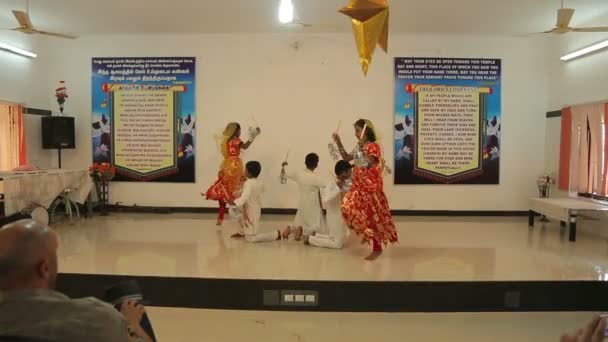 Indiase Kinderen Dansen Een Podium — Stockvideo