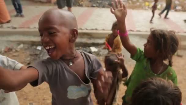 Barn Som Vinker Til Kamera Smiler India – stockvideo