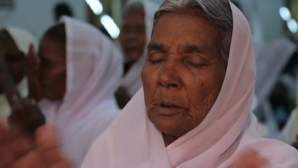 印度老太婆拜神 — 图库视频影像