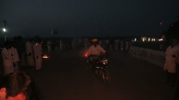 Mężczyzna Motocyklu Petardy Indie — Wideo stockowe