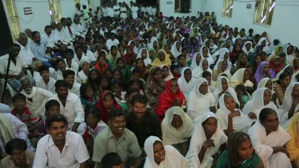 Люди Посещающие Церковное Служение Индия — стоковое видео
