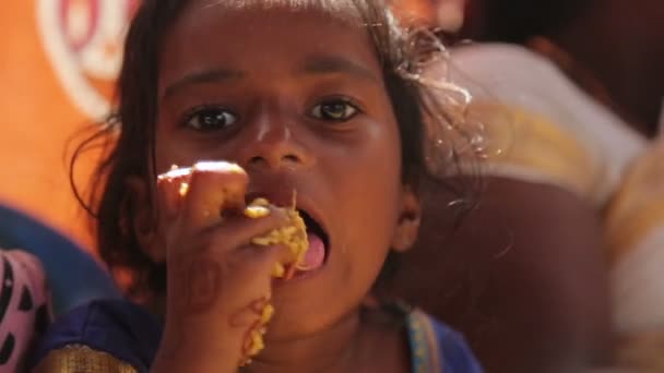 Näkymä Tyttö Syö Intia — kuvapankkivideo