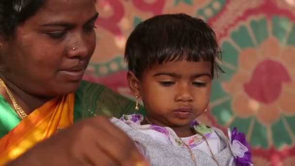 Madre Alimentando Pequeña Niña — Vídeo de stock