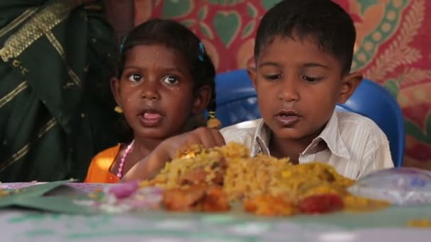 Utsikt Barnespising India – stockvideo