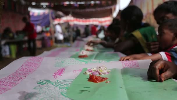 Intialaiset Istuvat Pöydässä — kuvapankkivideo