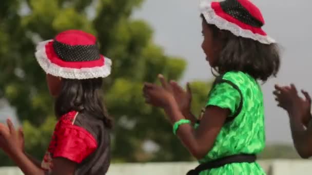 Група Дівчаток Індіанського Танцю Інді Подорожні Концепції — стокове відео