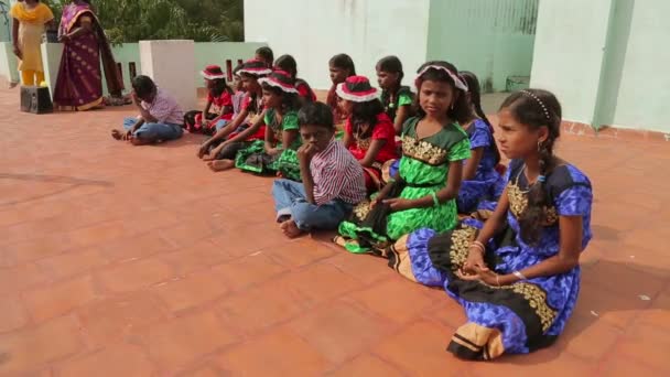 Kinderen Zitten Buiten Indiaanse Kostuums Buiten India — Stockvideo