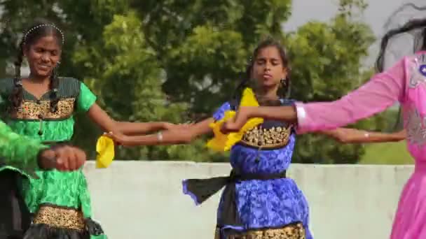 Meninas Realizando Dança Tradicional Trajes Indianos Livre Índia — Vídeo de Stock