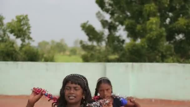 Flickor Som Utför Traditionell Dans Indianska Kostymer Utomhus India — Stockvideo