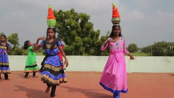 Flickor Som Utför Traditionell Dans Indianska Kostymer Utomhus India — Stockvideo