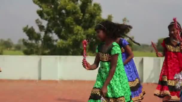 Niñas Realizando Danza Tradicional Trajes Indios Aire Libre India — Vídeos de Stock