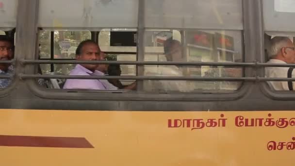 坐公共汽车旅行的人 — 图库视频影像
