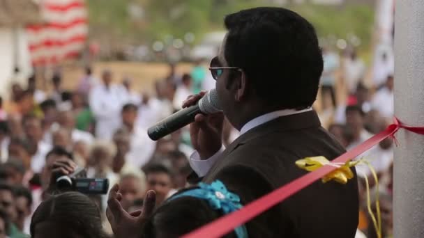 Mann Spricht Indien Ins Mikrofon — Stockvideo