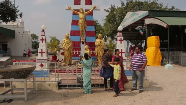 イエスの像の前にいるインド人 — ストック動画