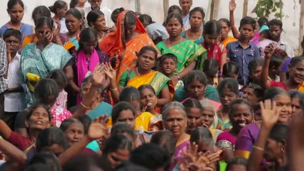 Multitud Mujeres Adorando India — Vídeos de Stock