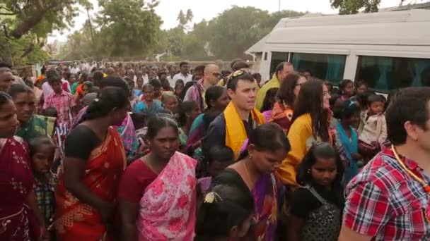 Multitud Personas Caminando Por Una Calle India — Vídeo de stock