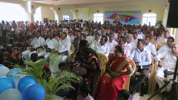Überfüllte Kirche Indien — Stockvideo