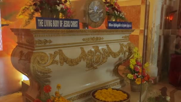 Religiöses Christliches Objekt Mit Blumen Indien — Stockvideo